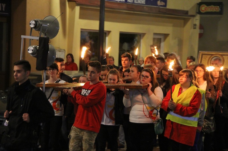 Procesja z symbolami ŚDM ulicami Mielca