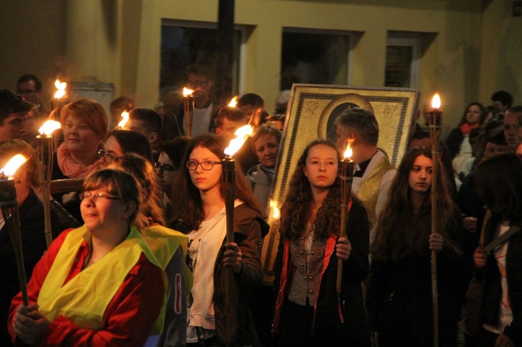 Procesja z symbolami ŚDM ulicami Mielca