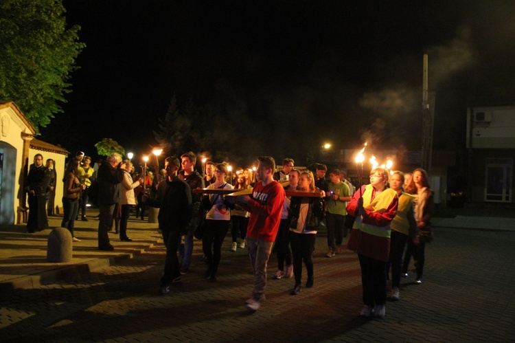 Procesja z symbolami ŚDM ulicami Mielca