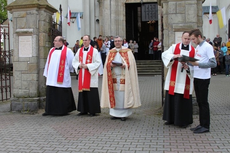 Symbole ŚDM w Szczurowej