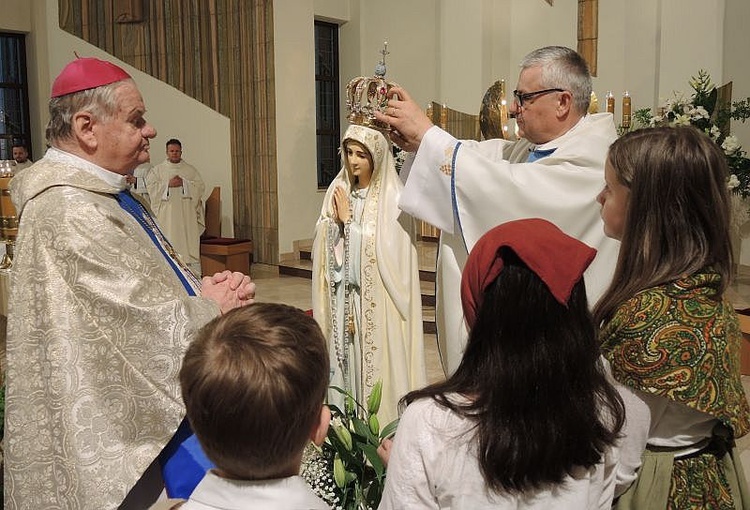 Koronacja figury Matki Bożej Fatimskiej w Kętach