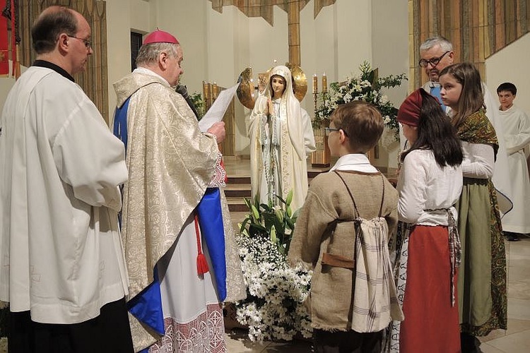 Koronacja figury Matki Bożej Fatimskiej w Kętach