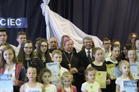 Tradycyjnie laureaci konkursu stanęli do wspólnej fotografii z bp. Henrykiem Tomasikiem. Obok biskupa stoją ks. Czesław Wawrzyńczak i Jan Rychlicki