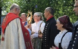 Ks Arkadiusz Knefel podaje parafianom do uczczenia relikwie św. Jana Pawła II