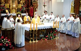 Po obrzędzie święceń neoprezbiterzy koncelebrowali pierwszą Mszę św.