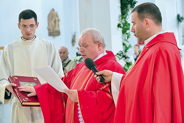 Ksiądz Jan Gargasewicz podczas składania przysięgi wierności  Bogu i Kościołowi.