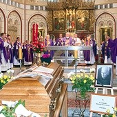 Mszy św. pogrzebowej przewodniczył bp Edward Dajczak.