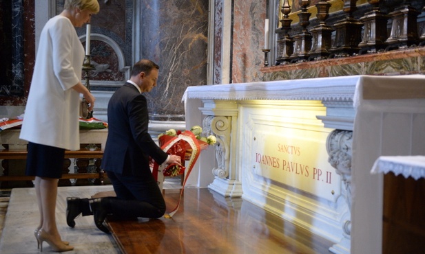 Prezydent Duda przy grobie św. Jana Pawła II