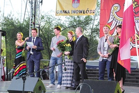 Piosenkę o Inowłodzu zaśpiewał również wójt Bogdan Kącki (z lewej).