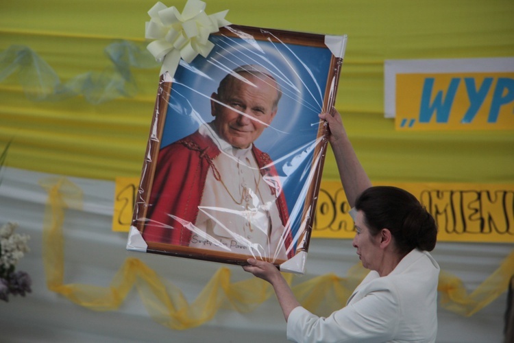 10. rocznica nadania imienia Jana Pawła II Gimanzjum w Bedlnie
