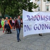 Integracyjny korowód przeszedł radomskim deptakiem