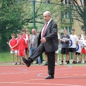 Prezydent Bielska-Białej Jacek Krywult oddał pierwszy strzał na bramkę nowego boiska na Leszczynach