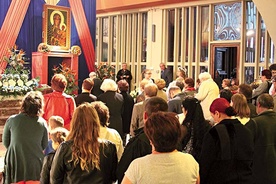 	Mieszkańcy Gostynina czuwają przed obrazem Czarnej Madonny  w czasie doby nawiedzenia w parafii św. Marcina.