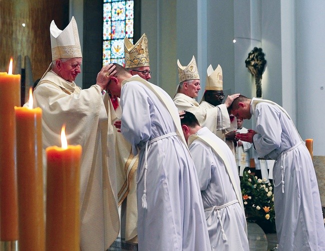  „Duchowy dar, którego udzielają święcenia prezbiteratu, wyraża następująca modlitwa odmawiana w obrządku bizantyjskim. Biskup, wkładając ręce, mówi między innymi: »Panie, napełnij darem Ducha Świętego tego, którego  raczyłeś podnieść do godności kapłaństwa, by był godny  bez zarzutu stać przy Twoim ołtarzu, głosić Ewangelię Twojego Królestwa, pełnić posługę Twego słowa prawdy, składać Ci  dary i ofiary duchowe, odnawiać Twój lud przez kąpiel odrodzenia, tak aby on sam wyszedł na spotkanie naszego wielk...