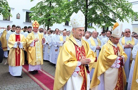 	Inicjatorem pielgrzymki był bp Andrzej Jeż. W Tuchowie modlili się z kapłanami także bp S. Salaterski i bp L. Leszkiewicz.