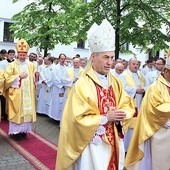 	Inicjatorem pielgrzymki był bp Andrzej Jeż. W Tuchowie modlili się z kapłanami także bp S. Salaterski i bp L. Leszkiewicz.