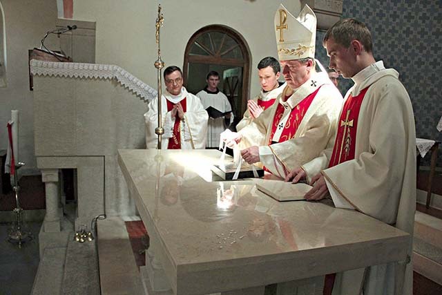 W czasie uroczystości poświęcono nowy kamienny ołtarz.  Złożono w nim relikwie świętych Maksyma  i Lucyny.  Ołtarz jest wotum  parafii na 100-lecie istnienia.