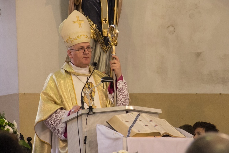 Poświęcenie sztandaru w gimnazjum w Olsztynku