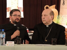 Bp Pavel Posàd (z prawej) i ks. Piotr Hoffmann w Żywcu