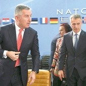Premier Czarnogóry Milo Djukanović i sekretarz generalny NATO Jens Stoltenberg.
