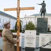 Stanisław Krzyżek od ponad 6 lat każdego dnia wieczorem przywozi przed Pałac Prezydencki krzyż, przy którym grupa ludzi modli się za tych, którzy zginęli w katastrofie smoleńskiej.