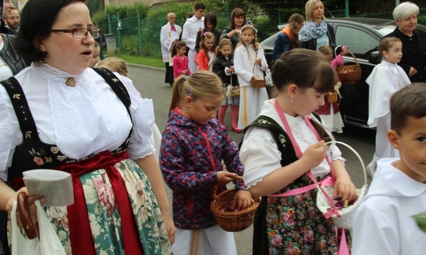 Nie zabrakło dziewczynek sypiących kwiaty i odświętnych regionalnych strojów