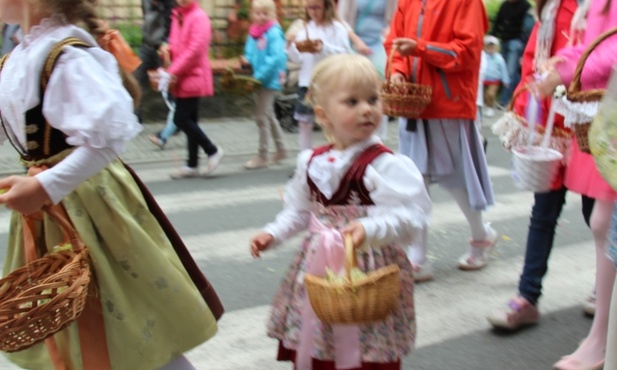 Równie licznie, jak dorośli parafianie, w procesji uczestniczyły dziewczynki sypiące kwiaty...