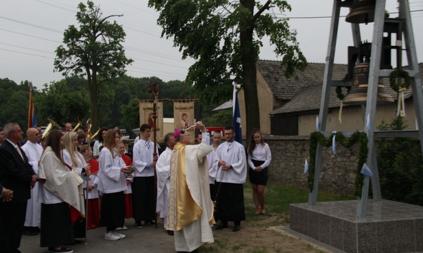 Kwiaty i dzwony dla Pana Boga