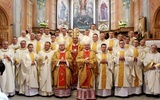 Neoprezbiterzy z księżmi biskupami i proboszczami