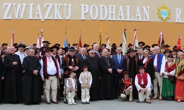 Jubilaci i goście na wspólnej fotografii