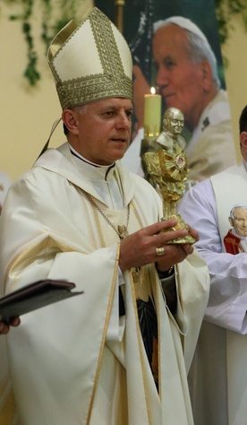 Abp Mieczysław Mokrzycki z relikwiami św. Jana Pawła II