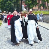 	W procesji niesiono relikwie dominikańskich męczenników z Sandomierza. 