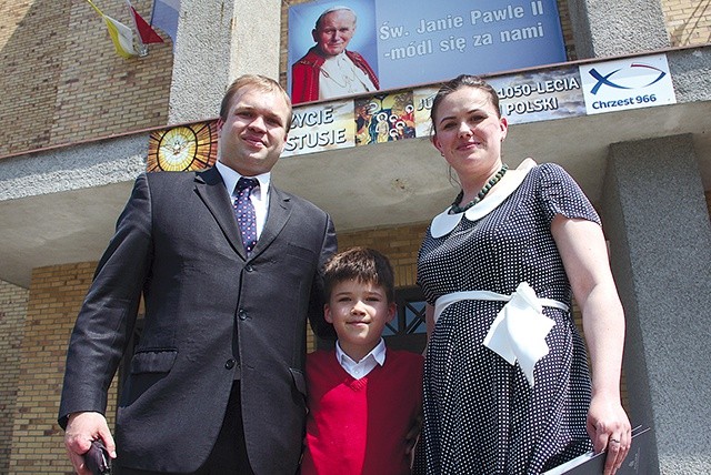 ▲	– Organem prowadzącym szkołę jest parafia pw. Pierwszych Męczenników Polski. Na zdjęciu: Milena i Piotr Wilińscy z synem Antonim. Do szkoły uczęszcza też ich syn Marek.