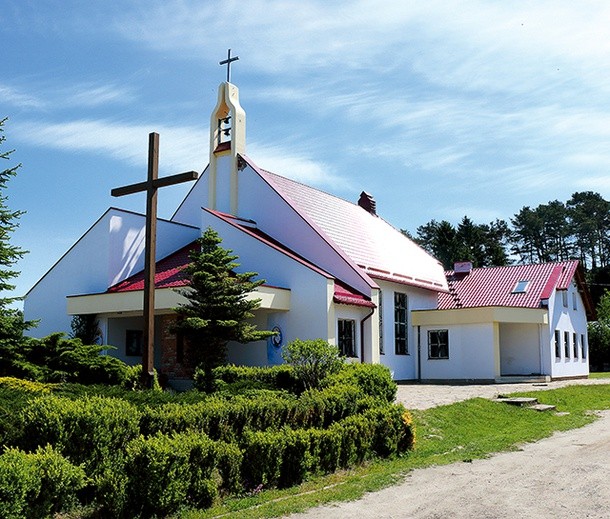 ▲	Świątynię 24 maja poświęcił bp Jan Styrna.