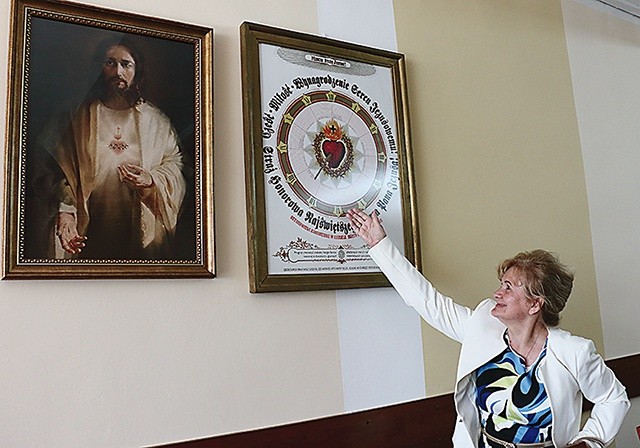 ▲	Imiona członków straży zapisane są na „zegarze”. W ten sposób tworzy się wieniec czcicieli Najświętszego Serca Pana Jezusa z całego świata.