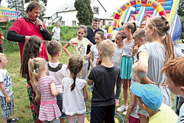 Przy kościele parafialnym w Imielnicy odbył się piknik rodzinny z atrakcjami dla najmłodszych pątników.