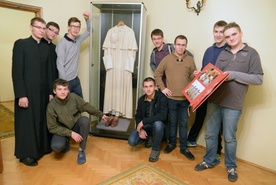 Wśród wielu grup zwiedzających radomskie seminarium pokój papieski odwiedzają uczestnicy rekolekcji powołaniowych