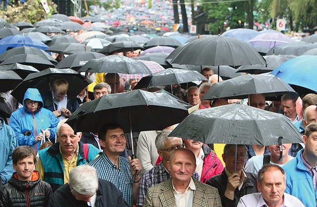 Mężczyźni przychodzili do Piekar Śląskich pod parasolami.