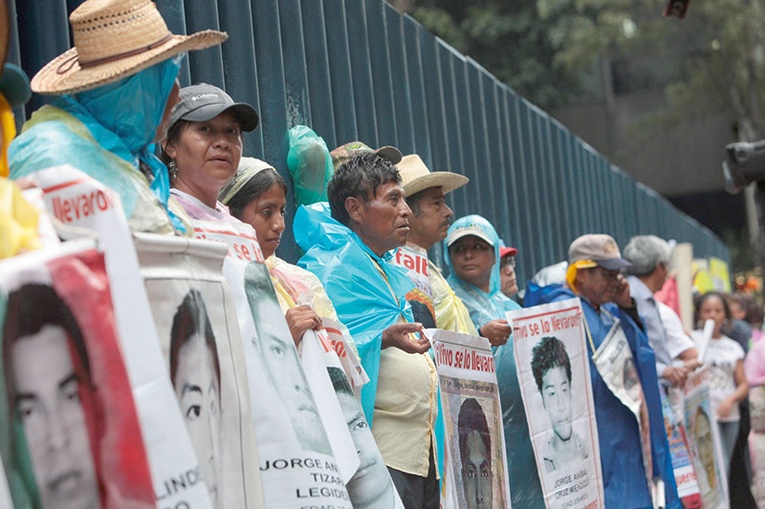 Przed biurem prokuratora generalnego odbył się kolejny protest w związku z zaginięciem 43 studentów w miejscowości Iguala we wrześniu 2014 roku. 26.05.2016, Meksyk.
