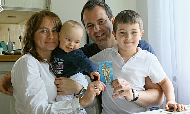 Aleksandra i Wojciech Ślusarczykowie z Frankiem (7 lat) i Jankiem (7 miesięcy).