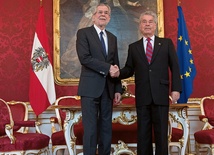 Ustępujący prezydent Heinz Fischer (z prawej) wita prezydenta elekta Alexandra Van der Bellena.