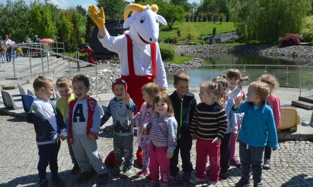 Odwiedzających wita Koziołek Matołek 