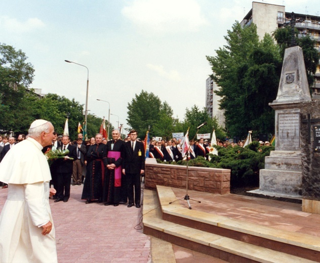 Modlitwa przy pomniku radomskiego protestu z czerwca 1976 r.