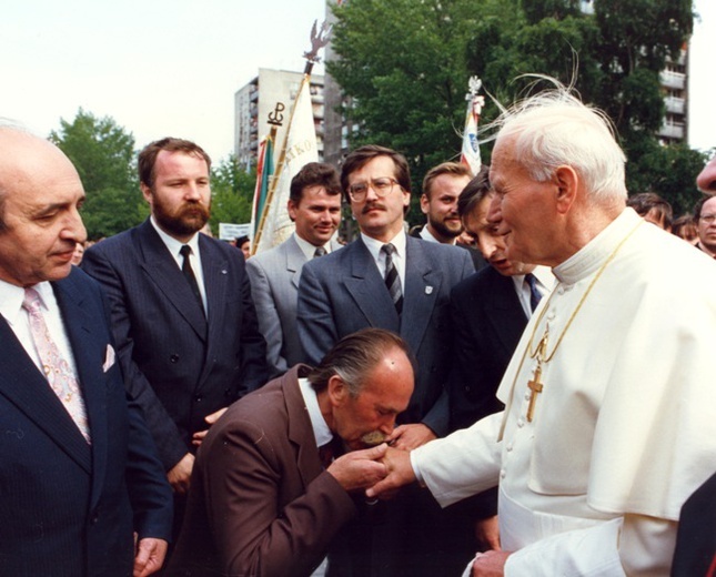 Spotkanie przy pomniku radomskiego protestu z czerwca 1976 r. Na drugim planie Bronisław Komorowski.