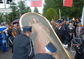 Strażacy z chojnickiej OSP wnoszą obraz Pana Jezusa do kościoła