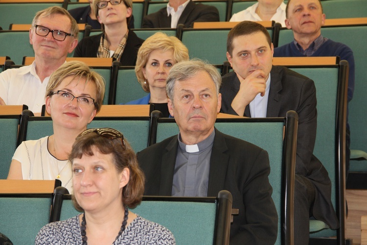 Wręczenie księgi pamiątkowej ks. prof. Andrzejowi Szostkowi