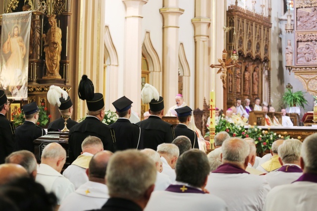 Ostatnie pożegnanie śp. ks. inf. Stanisława Dadaka w Wilamowicach