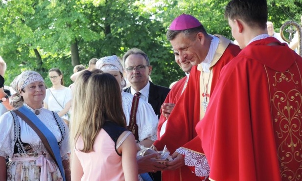 Młodzi ze swoimi ofiarami materialnymi podczas procesji z darami