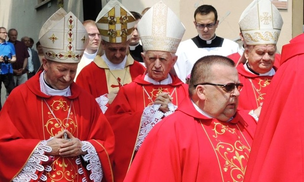 Ks. Witold Grzomba i księża biskupi koncelebrujący Mszę św.