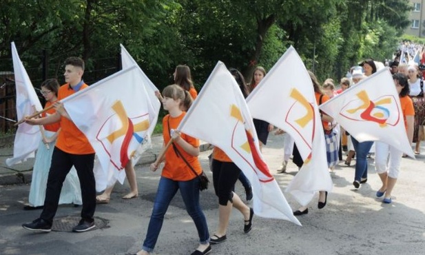 Wolontarisze ŚDM w procesj na Kaplicówkę